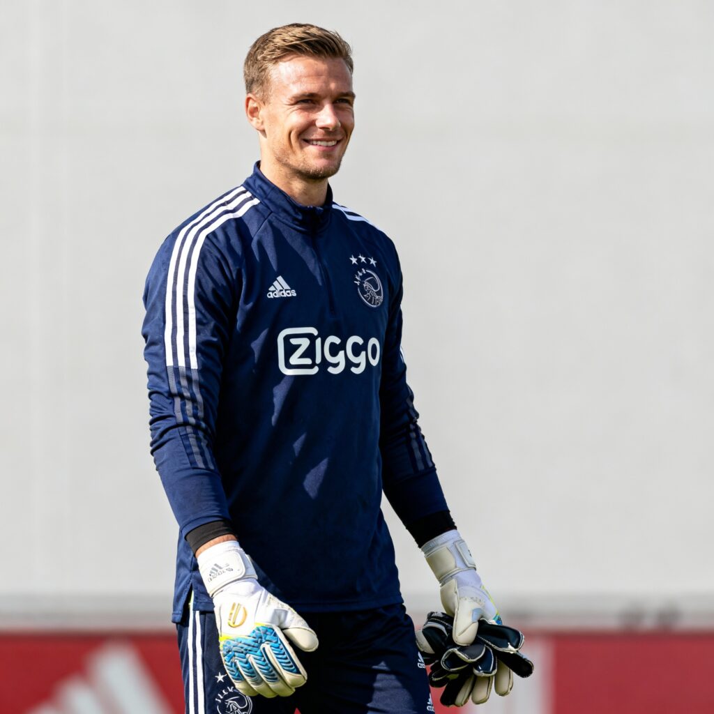 Ajax versterkt zich met doelman maarten paes