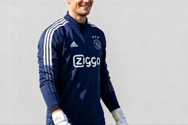 Ajax versterkt zich met doelman maarten paes