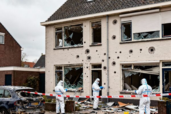 Beschieting en explosie verwoesten woning in Alkmaar, verdachten vastgelegd op camerabeelden