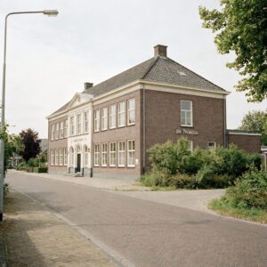Oud schoolgebouw de triangel in wieringerwerf opnieuw te koop: biedingen voldoen niet aan de eisen