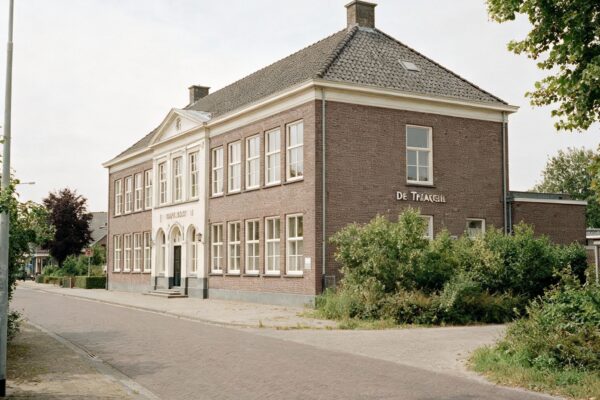 Oud schoolgebouw de triangel in wieringerwerf opnieuw te koop: biedingen voldoen niet aan de eisen