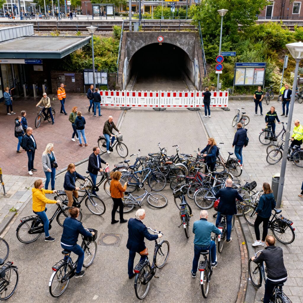 Stationsplein in hilversum in chaos door afsluiting tunnel