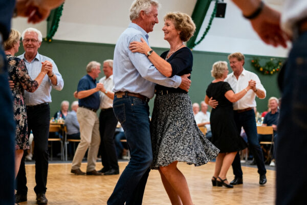 Dansfeest in wijdewormer trekt honderden bezoekers ondanks onzekerheden