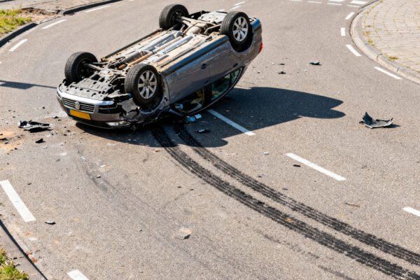 Automobilist verliest controle op dirk essenlaan in grootebroek: auto komt op zijkant tot stilstand