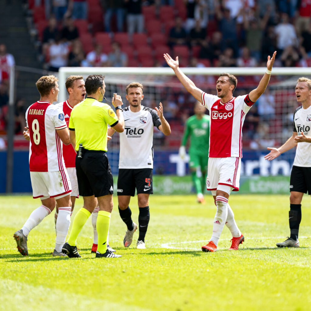 Ajax vergroot voorsprong in ijskoud velsen-zuid