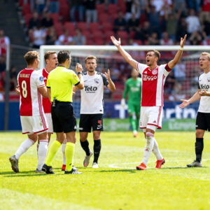 Ajax vergroot voorsprong in ijskoud velsen-zuid
