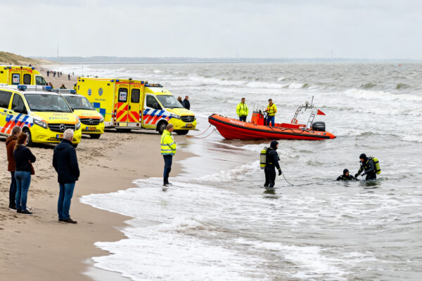 Persoon vermist bij strand van ijmuiden, vele hulpdiensten ingezet