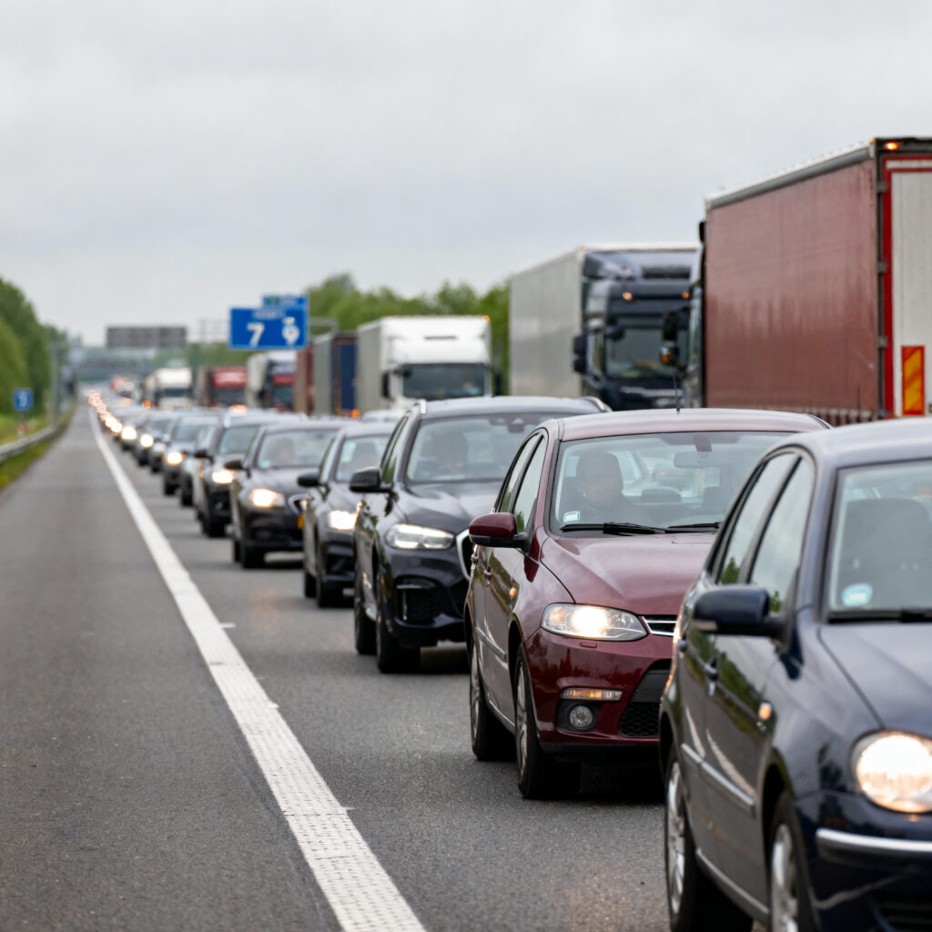 Verkeersdrukte op de a7 en a9 zorgt voor files tijdens ochtendspits in noord-holland