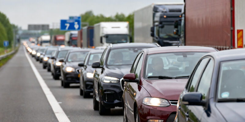 Verkeersdrukte op de a7 en a9 zorgt voor files tijdens ochtendspits in noord-holland
