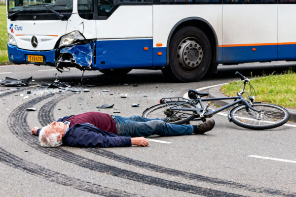 Fietser (75) uit alkmaar overleden na botsing met busje op rotonde in alkmaar