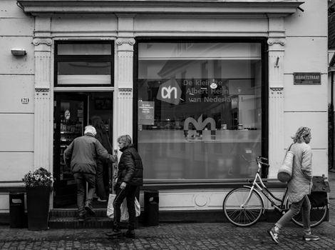 Promobeeld van de cast van Een van ons, de Nederlandse dramaserie die online veel aandacht krijgt