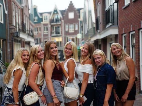 Kim Holland vermogen: dit is de geschatte rijkdom achter haar carrière