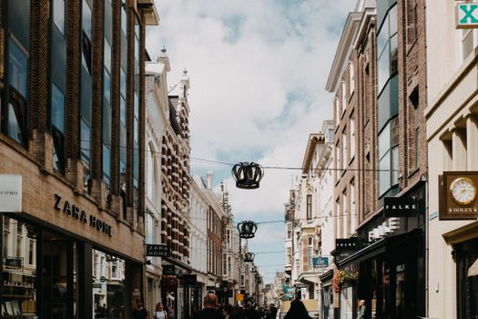 Winkelend publiek in het centrum tijdens koopzondag Nieuwskop rond Marktstraat en Stationsplein