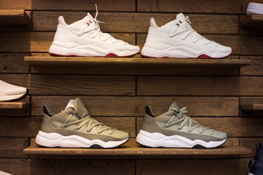 Deze sneakers zie je straks overal: dit is de nieuwste sneaker trend van 2026