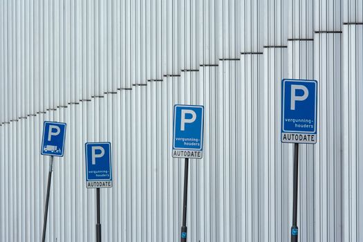 Straat met geparkeerde auto's in het centrum van Nieuwskop, passend bij parkeervergunning Nieuwskop