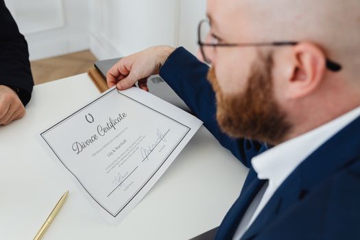 Gescheiden ouders bespreken aan de keukentafel de financiële afspraken voor hun kinderen