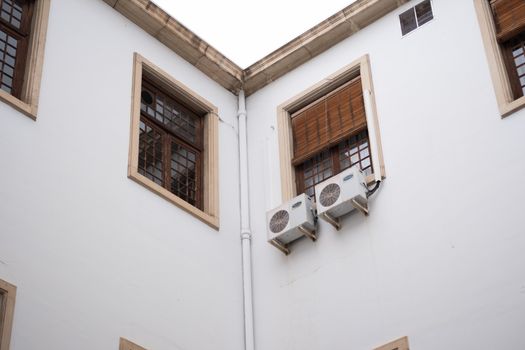 Binnen- en buitenunit van een split unit airco met uitleg van de warmtestroom en koelcyclus
