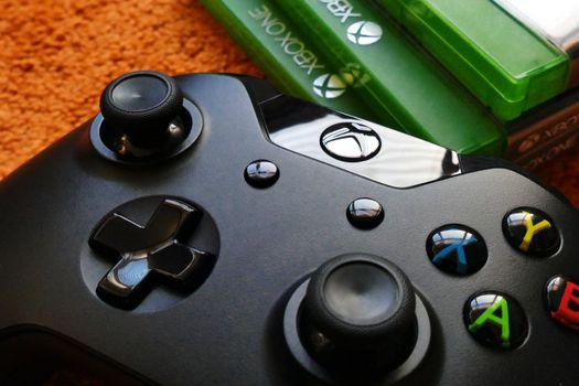 Moderne Xbox-console met controller op tv-meubel, als illustratie bij een overzicht van Xbox in 2026