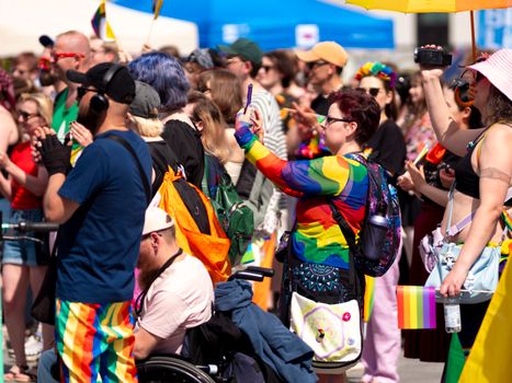 Vriendengroep in trendy 2026 festival outfits met laagjes, boots en betaalbare accessoires op een voorjaarsfestival