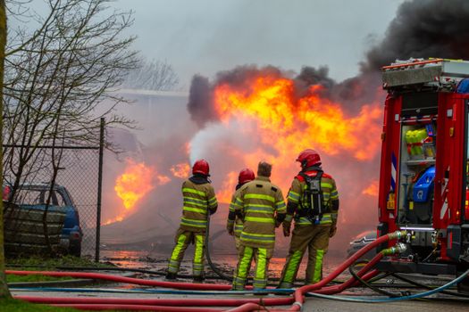 Brand in Nieuwskop met brandweerwagens en rook boven een woonwijk