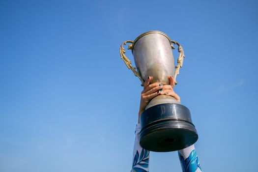 Scorebord en volle tribune tijdens eerste divisie wedstrijden op een Nederlandse voetbalavond