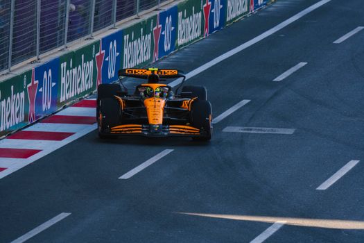 F1-nieuws over Max Verstappen tijdens een raceweekend met grid, pitmuur en volle tribunes
