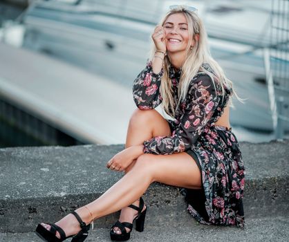 Jessica C als lifestyle influencer met smartphone, beautylook en socialmedia-uitstraling