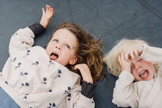 Joke Bruijs tijdens een optreden, passend bij een artikel over haar gezinsleven en eventuele kinderen