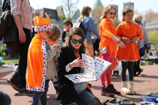 Vrijmarkt en terrassen in het centrum van Nieuwskop tijdens Koningsdag 2026
