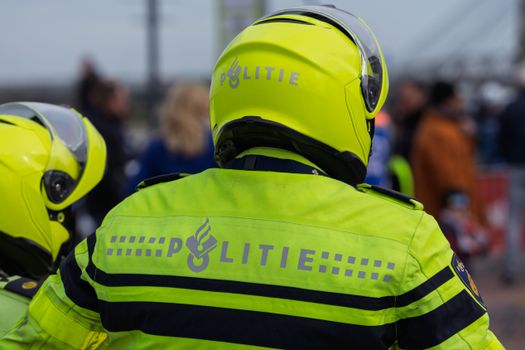 Politieauto bij Station Alkmaar voor overzicht laatste politie nieuws Alkmaar