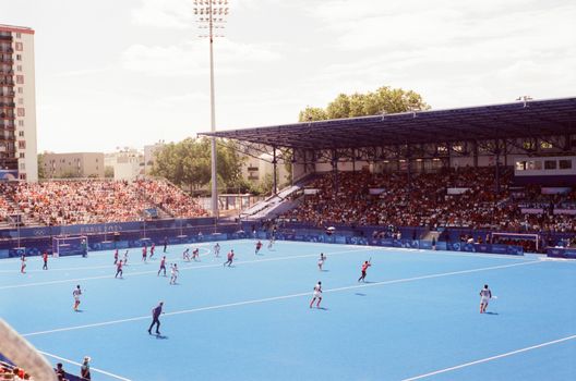 Olympische spelen live op groot scherm in een sportcafé in Nieuwskop met fans die samen naar een finale kijken