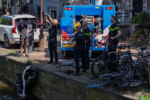 Hulpdiensten bij een ongeval in Nieuwskop op een afgezet kruispunt met ambulance, politie en brandweer