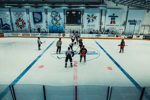 Televisiescherm met schaatsen vandaag olympische spelen en kijkers in een sportcafé in Nieuwskop