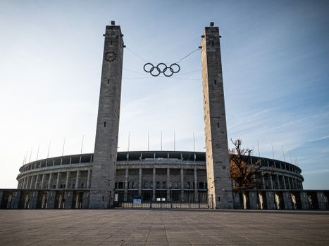 Telefoon met schema olympische spelen vandaag naast tv en sportnotities op tafel