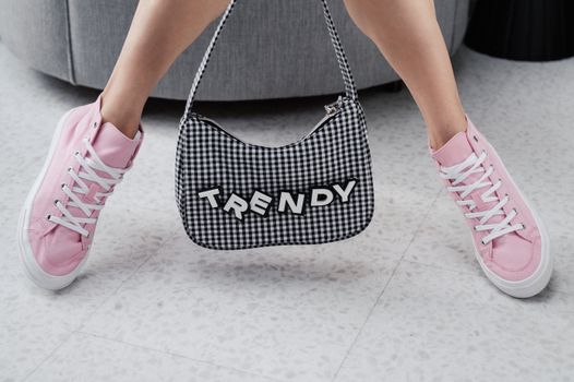 Vrouw met trendy damessneakers in retro en metallic stijl voor de sneaker trend van 2026