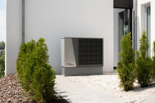 Monteur installeert een warmtepomp bij een Nederlandse koopwoning in 2026
