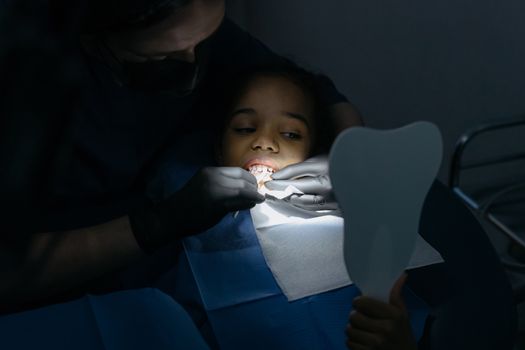 Portret van Viola Holt bij een achtergrondartikel over haar kinderen en het respecteren van privacy