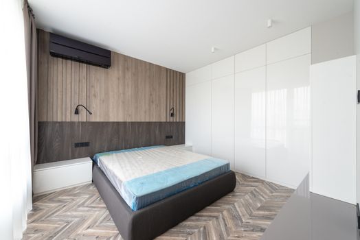 Stille airco in een moderne slaapkamer met uitleg over decibel, vermogen en slaapcomfort