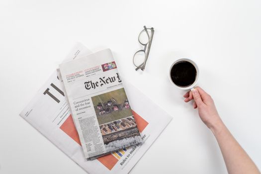 Bondgenoten nieuws met tv-scherm van De Bondgenoten en kijkers die de laatste updates volgen