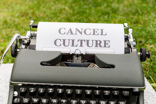 Publiek met vlaggen en telefoons tijdens een Songfestival-show, symbool voor debat over een boycot en mediahype