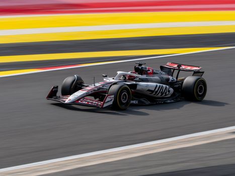 f1 nieuws op tv-scherm met startgrid en rondetijden tijdens een raceweekend