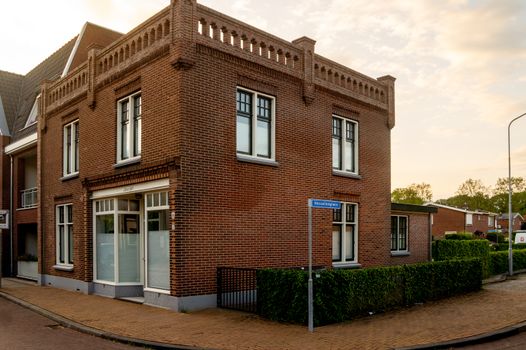 Rekenmachine, hypotheekpapieren en huissleutel bij uitleg over hypotheekrenteaftrek in 2026