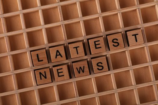 Redactiescherm met laatste nieuws, markten en wereldkaart in een live overzicht