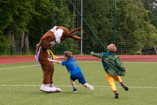 Mascotte olympische spelen 2026 Tina en Milo in winterse stijl met sneeuw en Alpenachtergrond