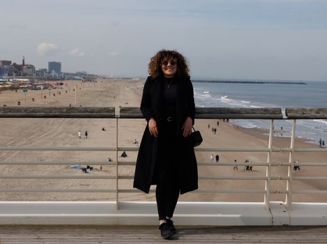 Nikkie Plessen tijdens een publiek evenement, als ondernemer en bekend gezicht uit de Nederlandse entertainmentwereld