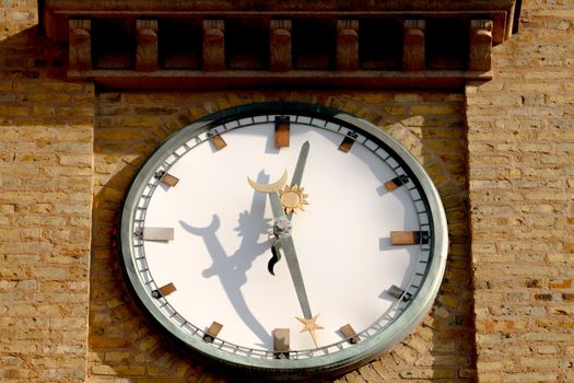 Klok op nachtkastje tijdens zomertijd 2026 na het vooruitzetten van de tijd