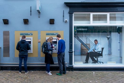 Persoon controleert online gegevens van de Belastingdienst, toeslagen en aangifte op een laptop