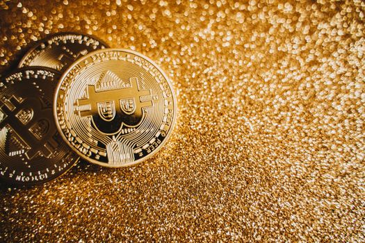 Grafiek van de bitcoin koers op een smartphone met rode en groene candles tijdens een volatiele handelsdag