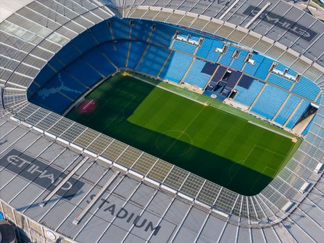Supporters kijken een Champions League-wedstrijd op groot scherm in een café in Nieuwskop