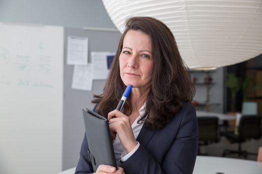 Denise Boekhoorn tijdens een stijlvol publiek optreden met media-aandacht